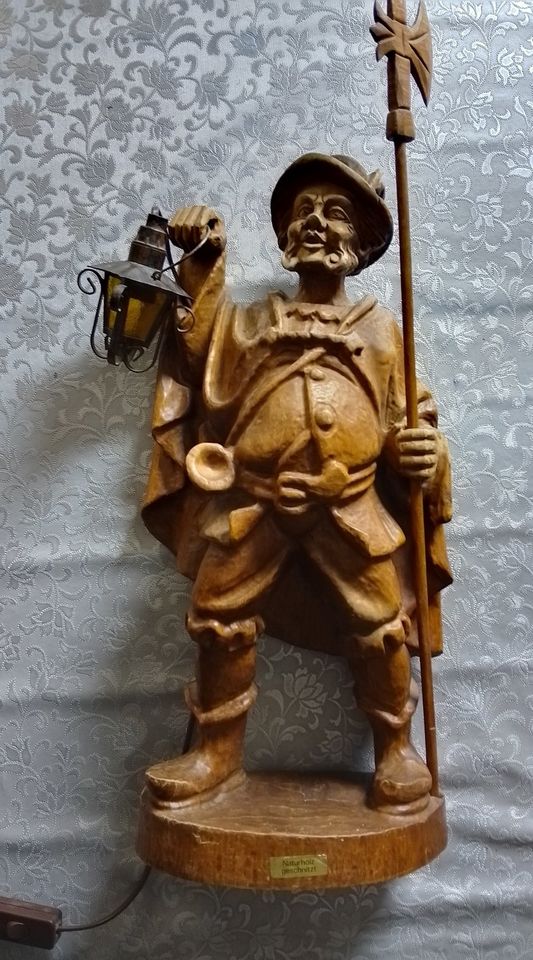 Holzschnitzfigur „Nachtwächter mit Hellebarde und Laterne“ in Meßstetten
