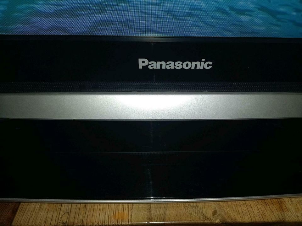 Panasonic LCD Fernseher 32" TV Model: TX-32LX85P in Regensburg
