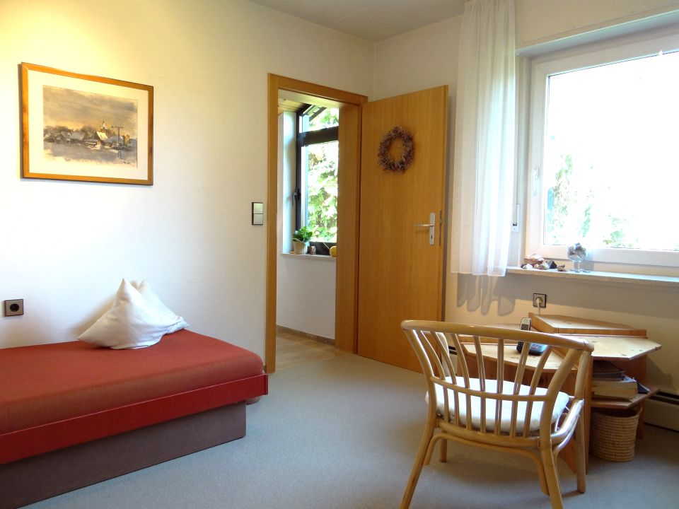 Freistehendes Einfamilienhaus mit Freisitz, Garage und 2 Stellplätzen in parkähnlichem Garten in Isny im Allgäu