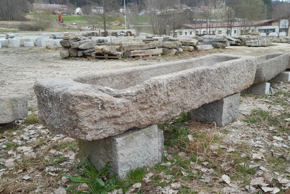 Antiker Granittrog, Steintrog, handgehauenes Einzelstück, Brunnentrog, Granitbrunnen, Gartenbrunnen, alter Futtertrog, Natursteinbrunnen, Steintrog für Garten, Granitwassergrand, antiker Steintrog in Eppenschlag