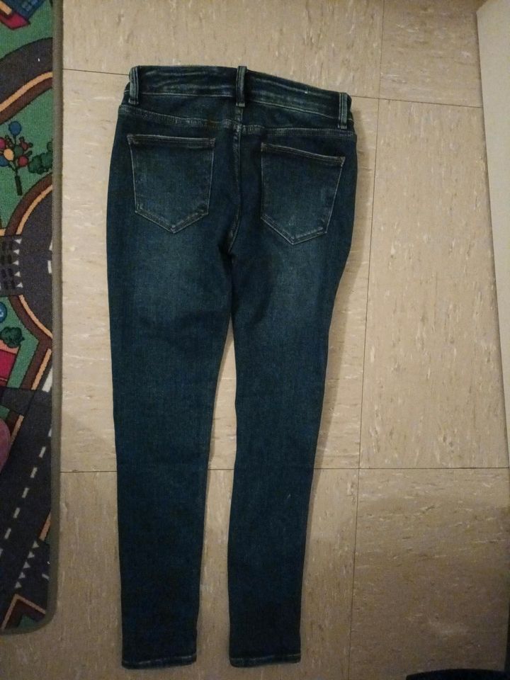 Guten Tag verkaufe 2 Nagelneue Damen Jeans Hosen in Siegburg