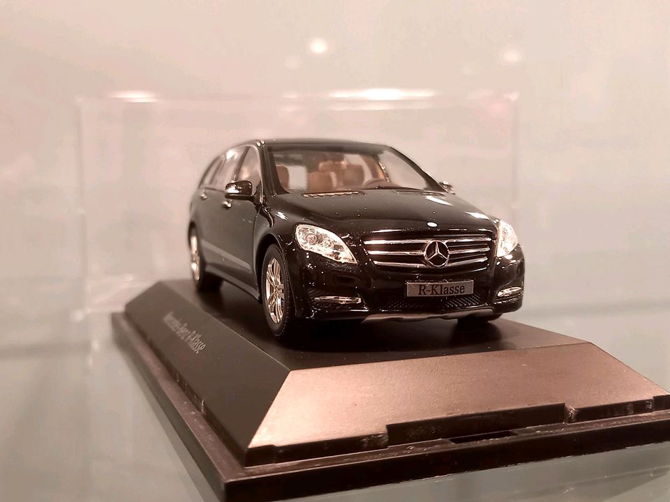 Mercedes R-Klasse facelift 2010 Obsidianschwarz 1/43 Minichamps in Aachen