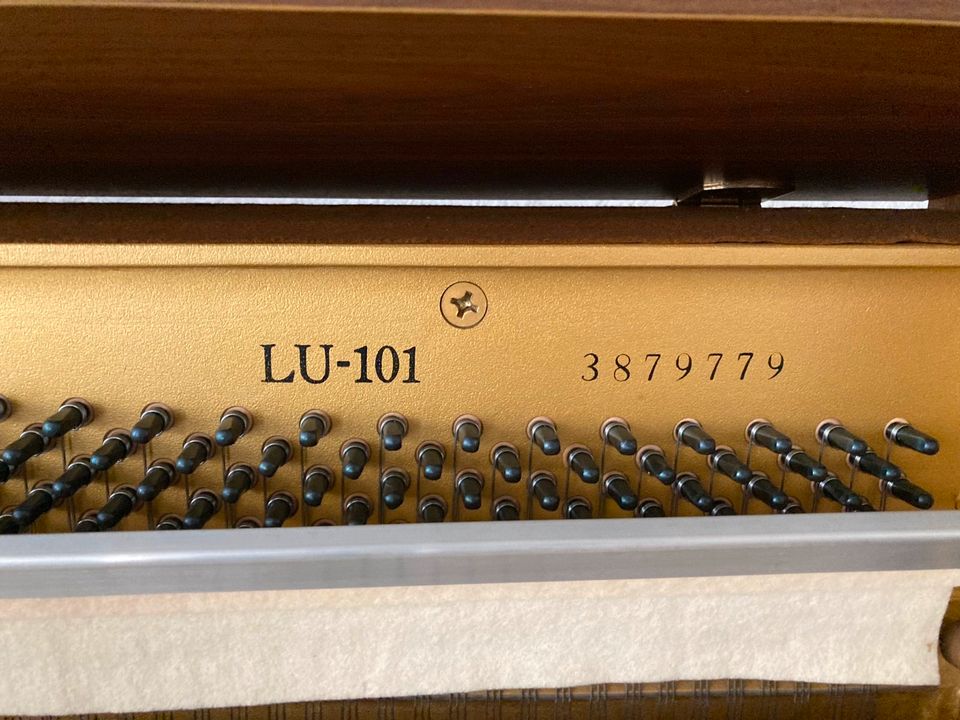 Klavier Yamaha LU-101,1.Hand, ca. 1985 mit Klavierhocker in Kandel