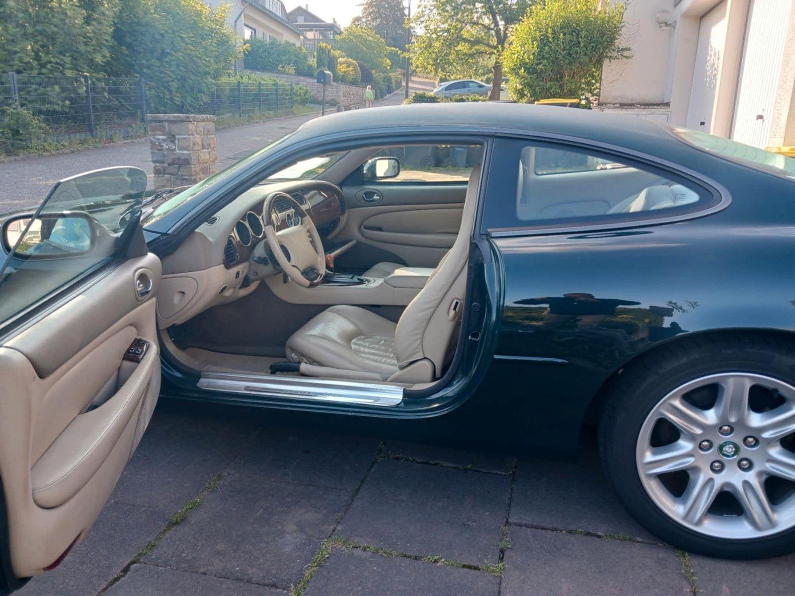 Abbildung des Autos Jaguar XK8 Coupe -