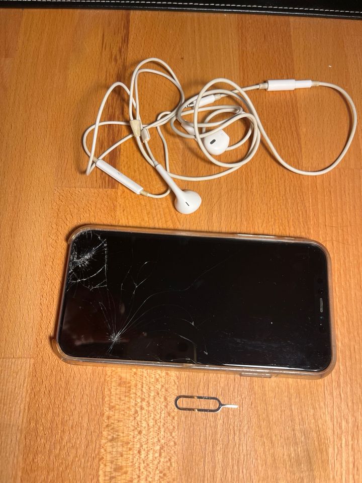 iPhone 11, Apple, 64GB, Violett in Würzburg