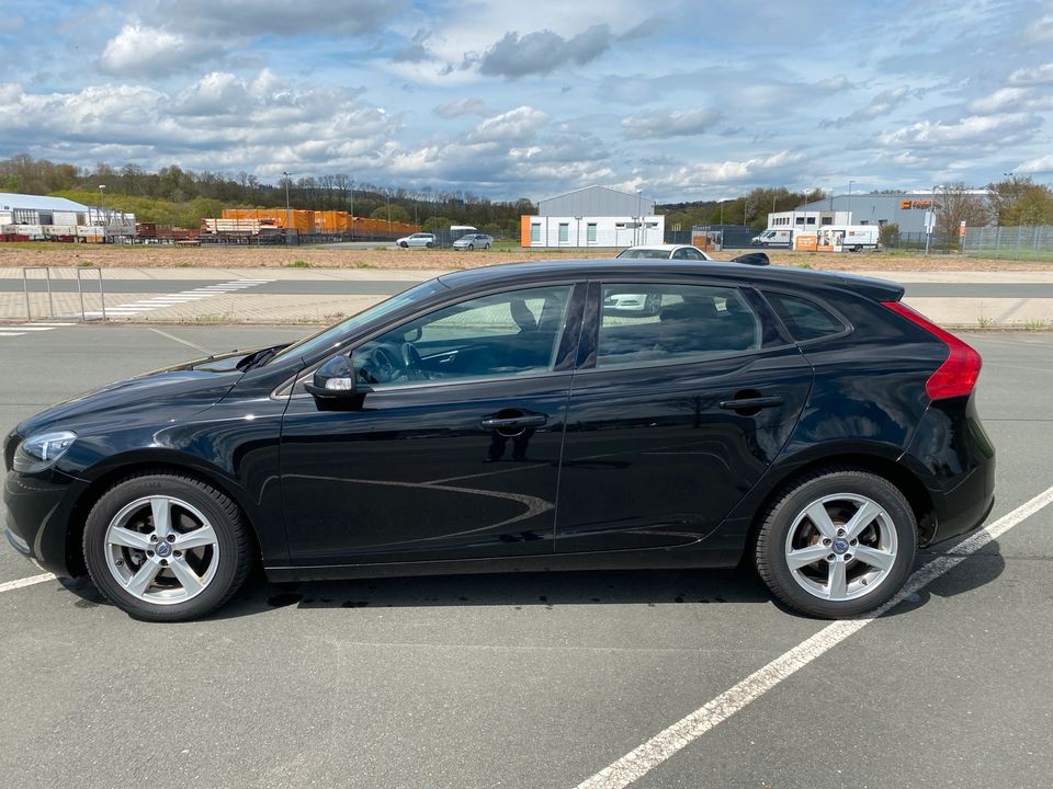 Volvo V40 D2 / 8-fach Original Alus / Klima / Navi in Frankenberg (Eder)