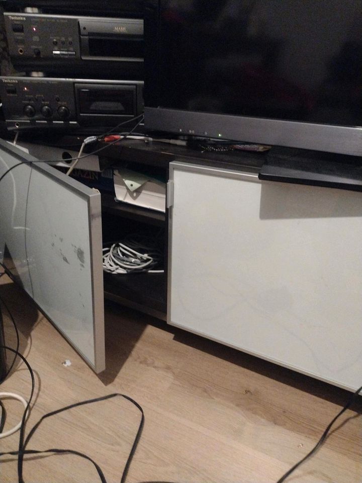 Ikea TV Schrank mit Glastüre in Mönchengladbach