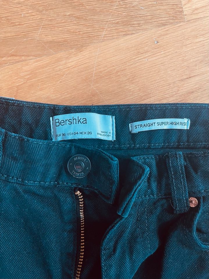 Jeans Bershka Gr 36 Straight Super High Rise schwarz top Zustand in Leipzig