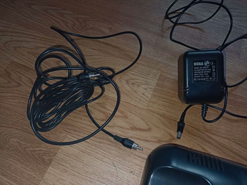 Sega Konsole(defekt??) +kabel+Controller+spiele für bastler in Bahretal