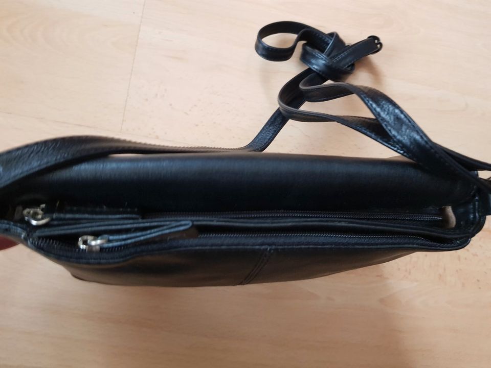 Schöne kleine Lederhandtasche (Neuwertig) in Köln