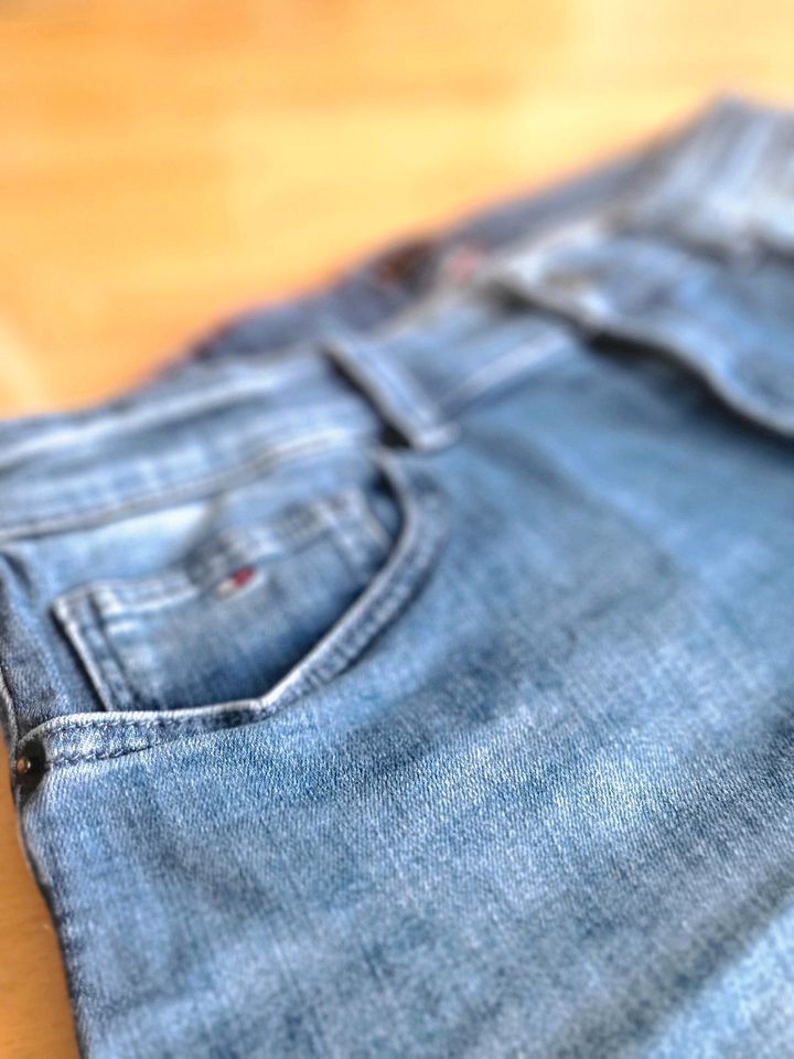 Kurze Hose Jeans Tommy Hilfinger Kinder 176 in Frankfurt am Main