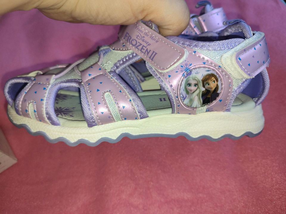 Verkaufe neue Sandalen in 29 von Eiskönigin Elsa in Treuchtlingen