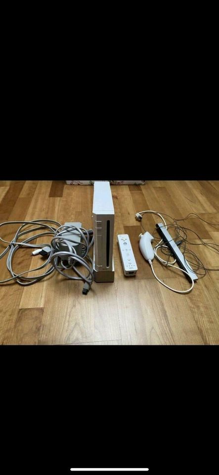 Nintendo Wii mit Ladekabel, Sensor, Controller, Nunchuck in Münsing