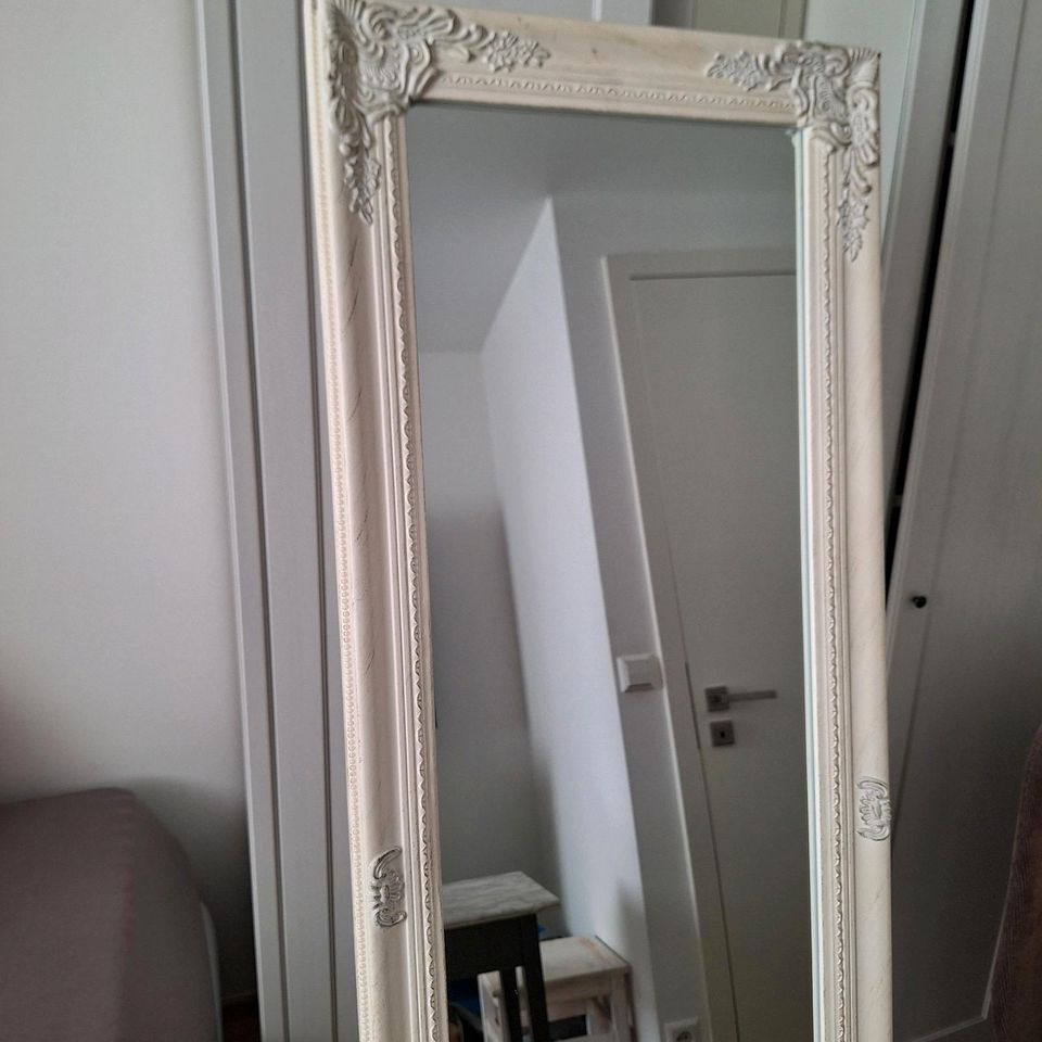 Jysk sehr schöner Spiegel, Standspiegel, Rand mit Verzierung weiß in Birkweiler