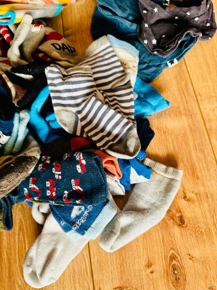 Alles für 5€! Socken Stoppersocken Lätzchen Paket Jungen ❤️ in Berlin