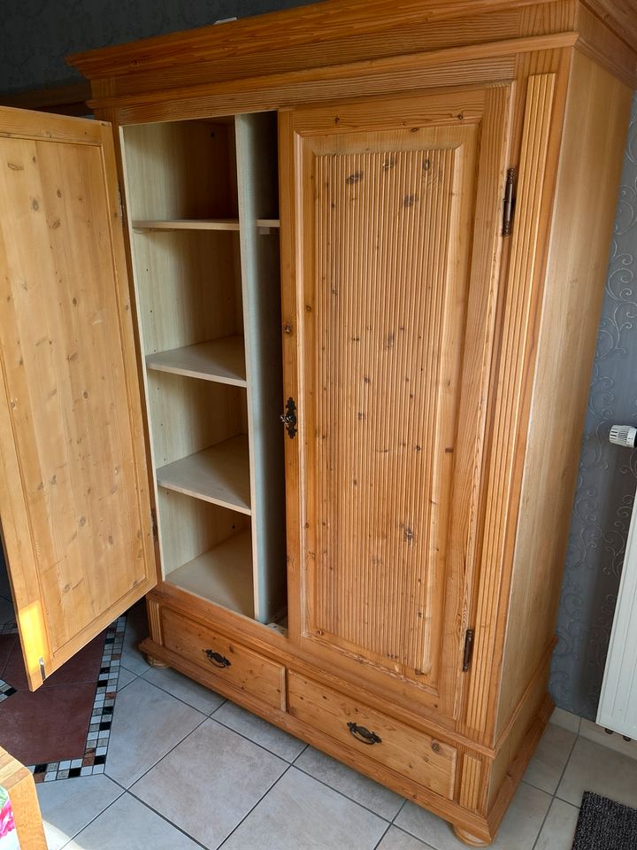 Dielenschrank / Wäscheschrank in Heek