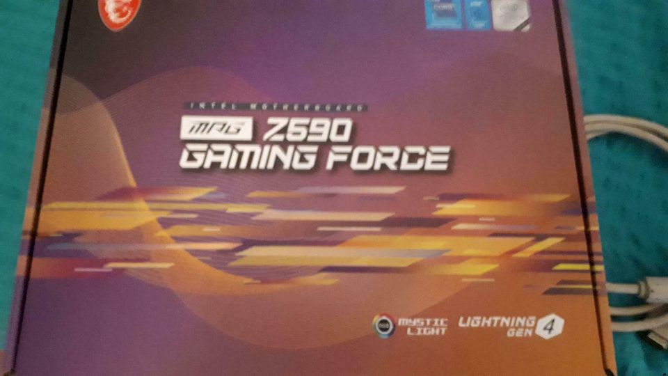 Karton von MSI Z590 Gaming Force in Hamburg