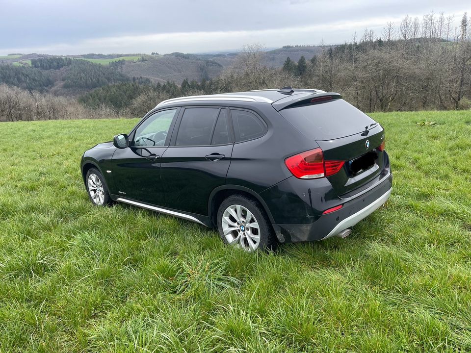 BMW X1 sDrive 18d TÜV & Inspektion NEU in Ammeldingen bei Neuerburg