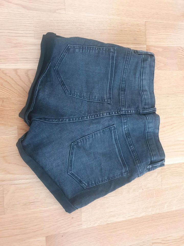 Neuw. H&M Jeans shorts Gr. 36 schwarz Damen fällt klein aus! in München