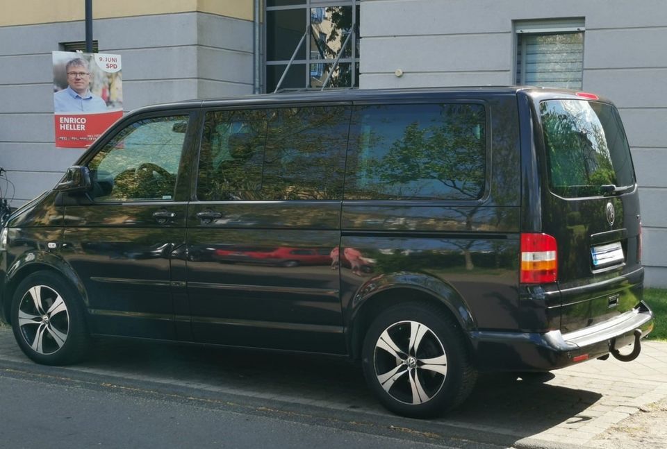 VW Multivan, Bulli, Transporter, Diesel, AT-Motor, 2 Schiebetüren in Berlin