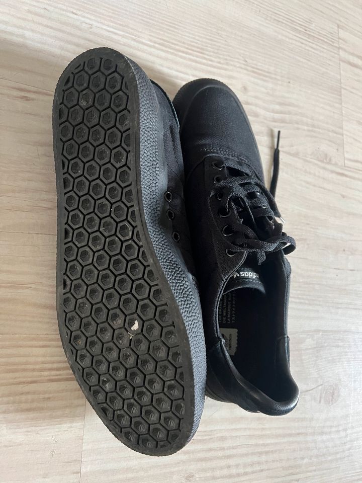 Adidas Schuhe 42 Schwarz in Leverkusen