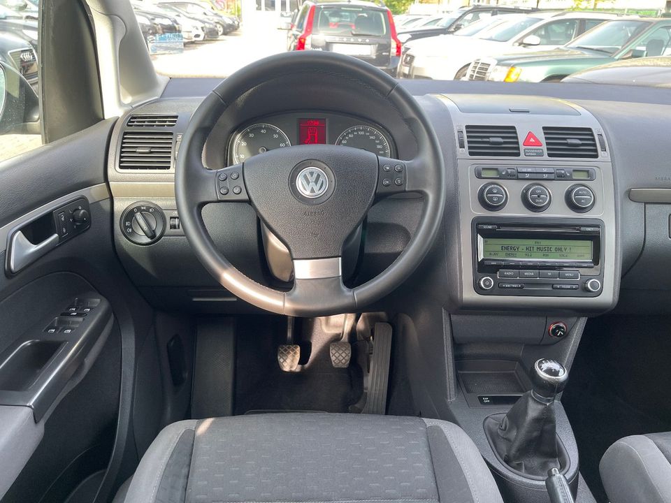 Volkswagen Touran 1.4 - 7Sitze/MFL/AHK/Klima/TÜV Neu/S-Heft in Hamburg