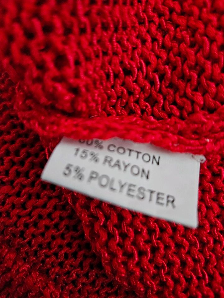 Schicke ausgefallene rote Strickjacke in Ratingen