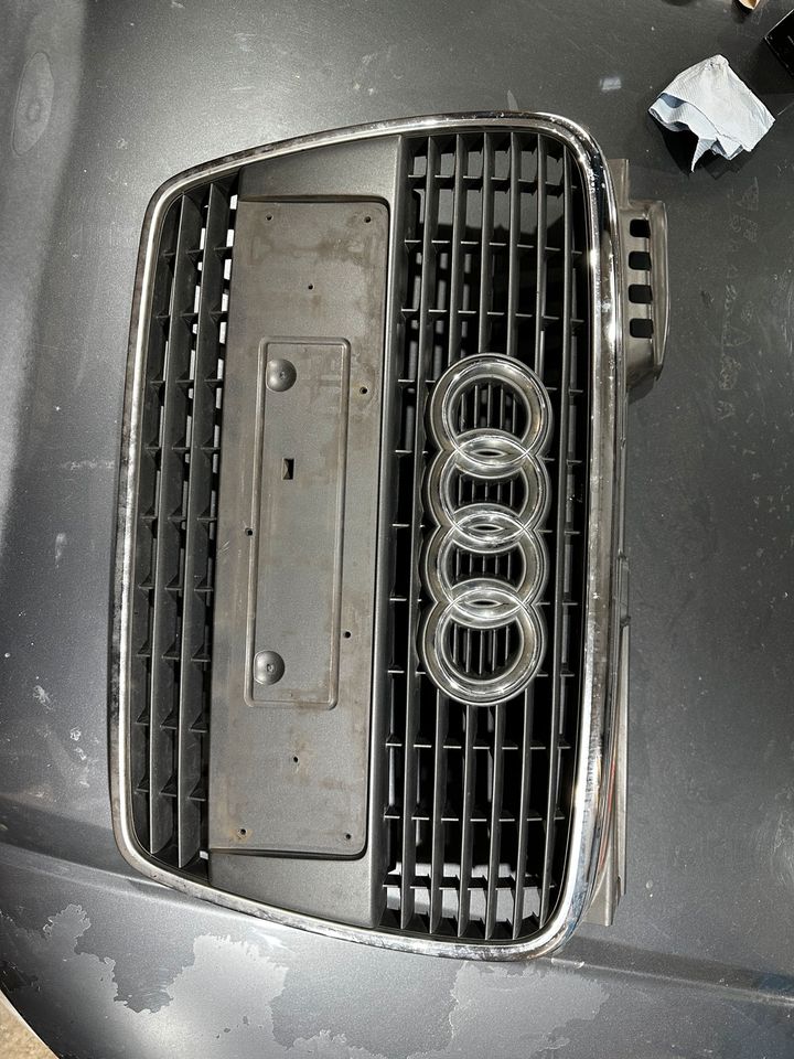 Audi a4 b7 kühlergrill original 8E0853651Q in Steingaden