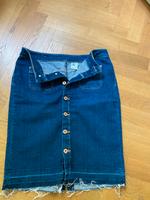 Jeansrock,eng, angedeuteter Schlitz, 42, Berlin - Friedenau Vorschau