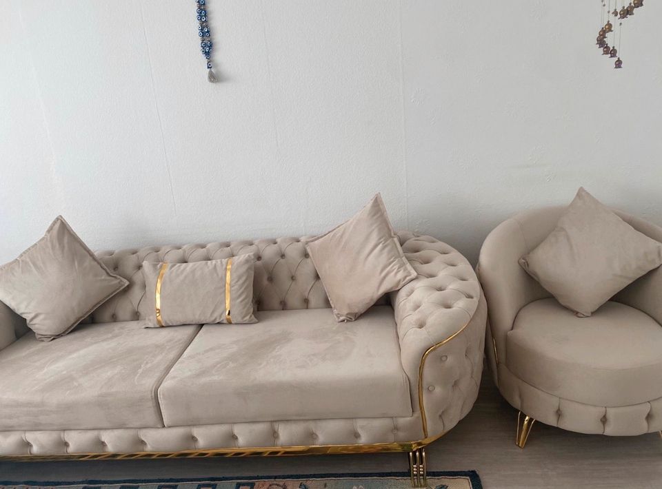 Nur heute Sofa, Couch Sitzgarnitur Chesterfield Sessel beige Gold in Ofterdingen