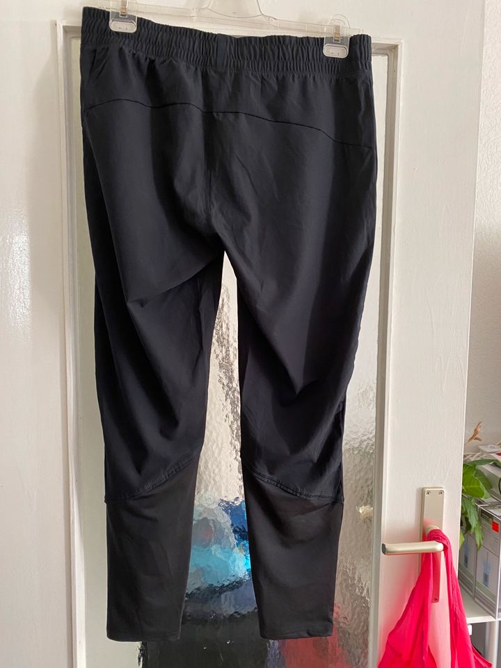 Sporthose schwarze laufhose Jogging gr M in Hamburg