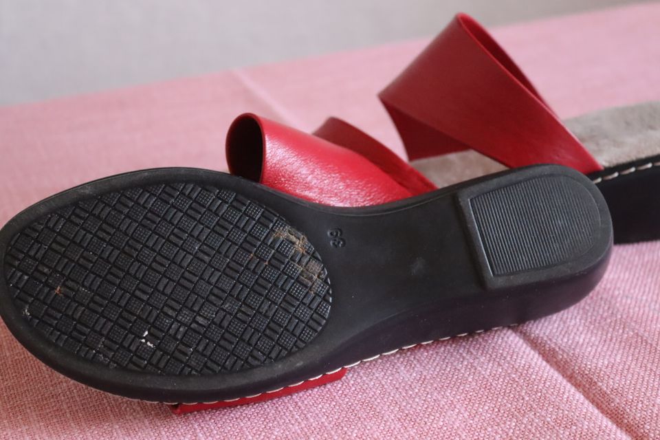 Sandalen von Jana Gr 39 rot gepolsterte Sohle in Lahnau