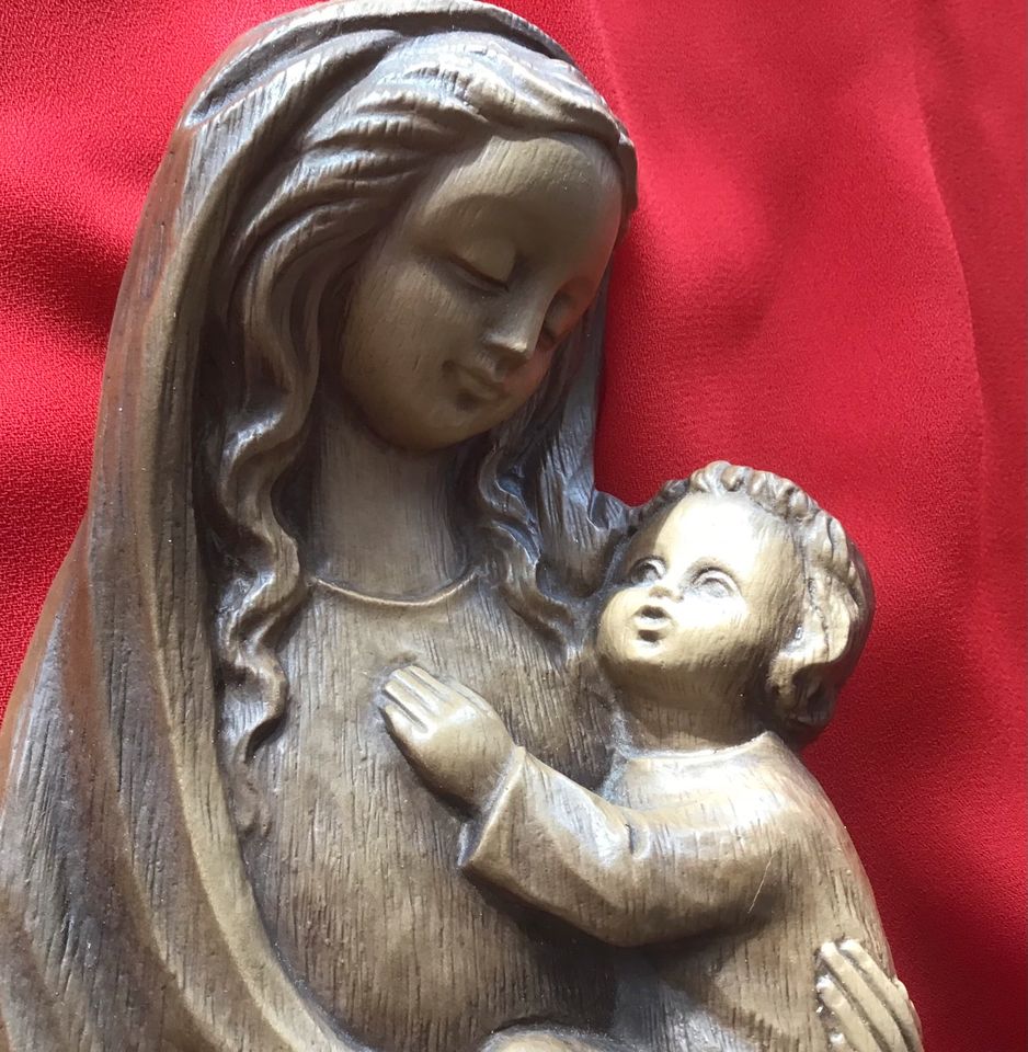 Alte Wand Anhänger Figur Jungfrau Maria mit Kind in St. Georgen