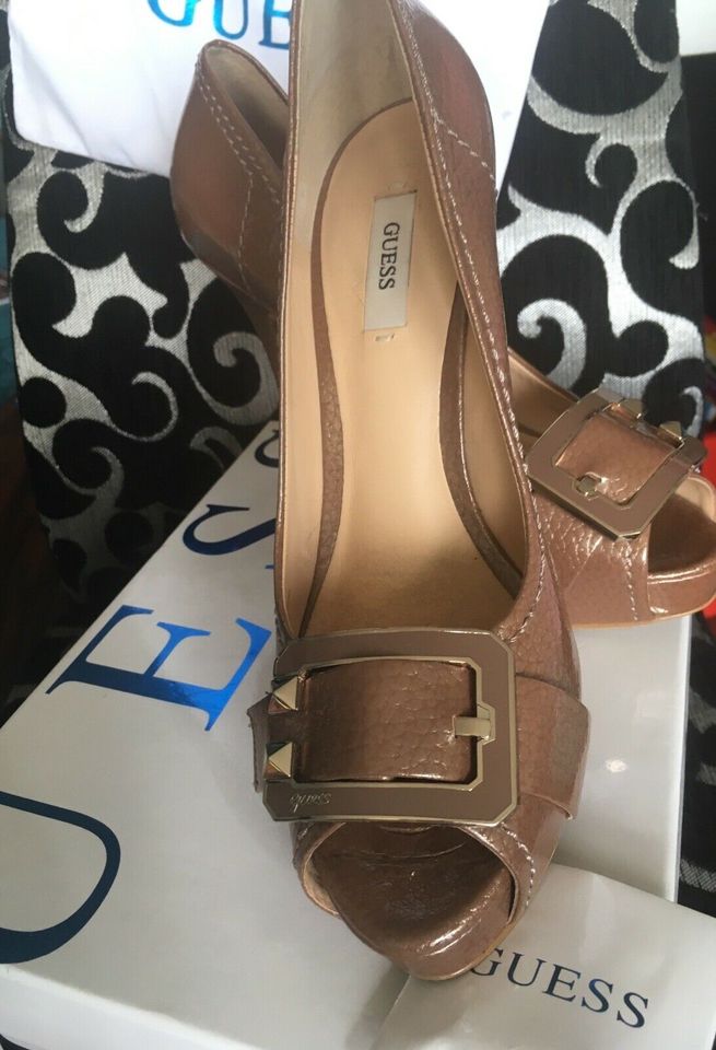 GUESS Pumps Taupe Glanz Gr 39 neuwertig für 50€ in Hügelsheim