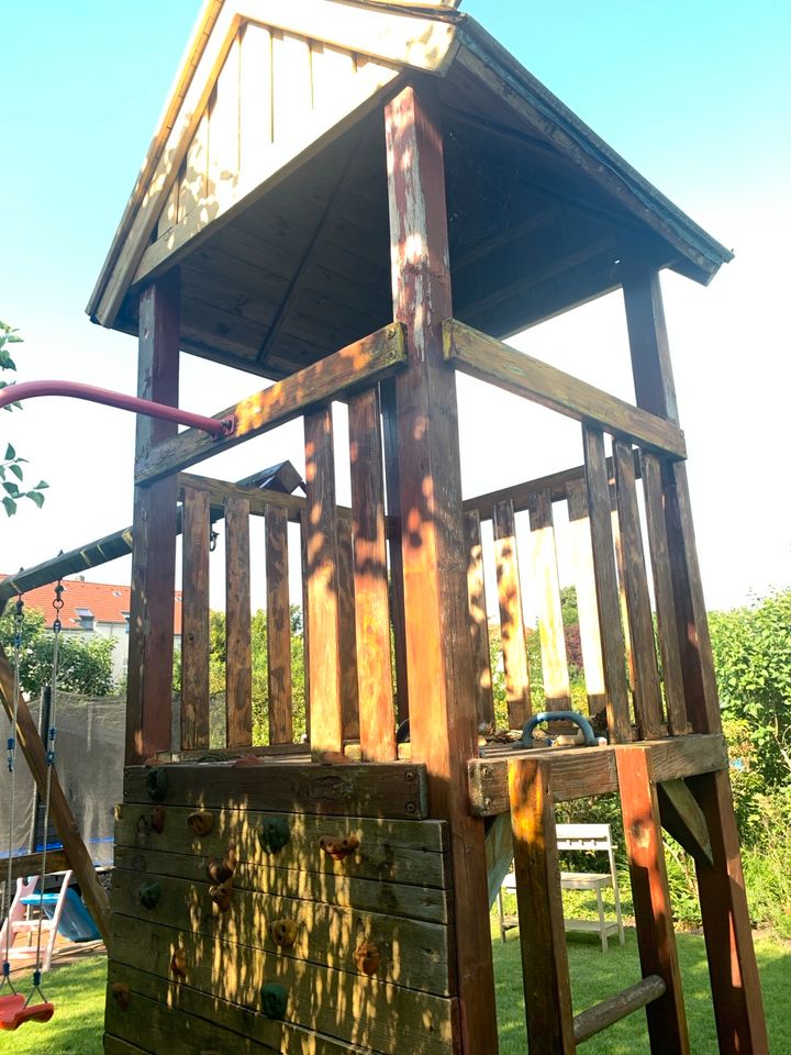 Klettergerüst Spielturm mit Schaukeln Kletterwand und Stange in Recklinghausen