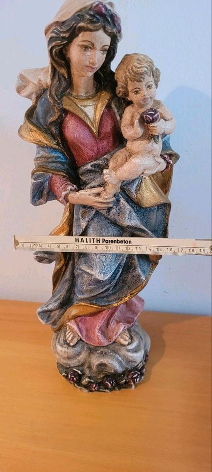 Holzschnitzerei Madonna mit Kind - zur Wandmontage auf Sockel in Hausham