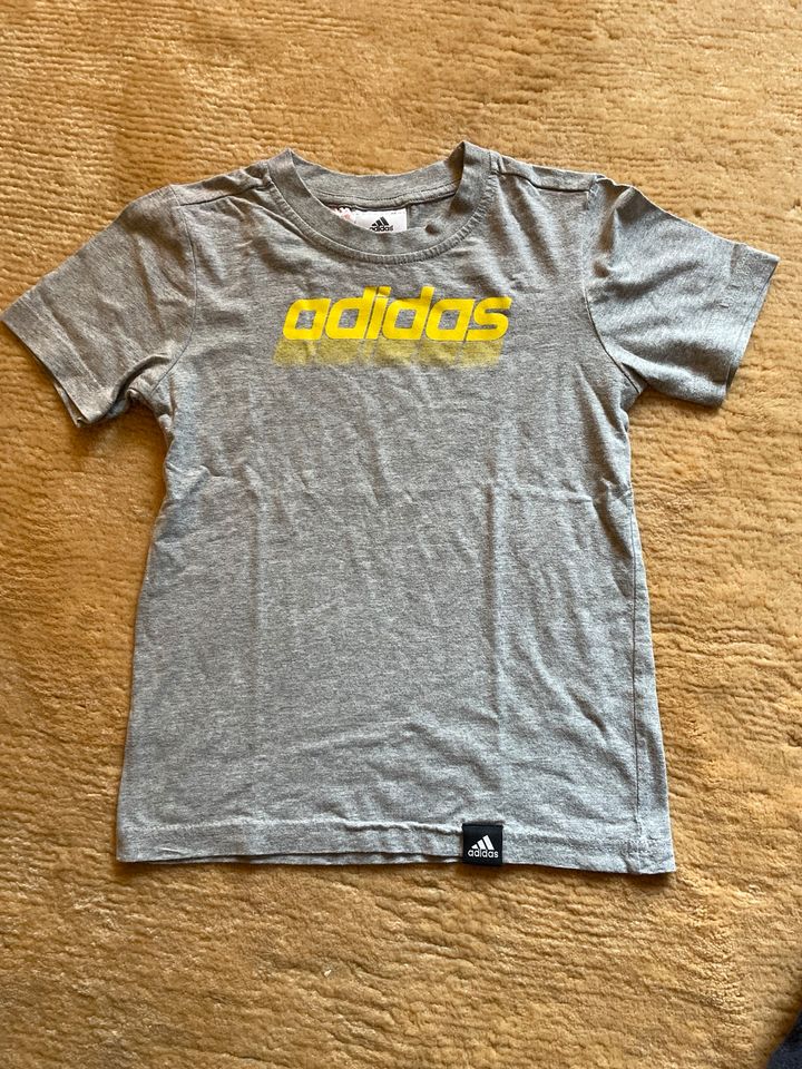 Adidas T-Shirt, Gr. 116 in Freiburg im Breisgau