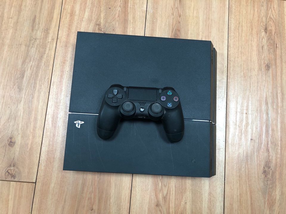 Playstaion 4 PS4 mit Controller in Hamburg