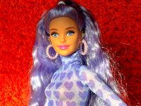 Barbie Extra Puppe mit lila Haaren und Outfit-Kleidung, Sammeln Niedersachsen - Algermissen Vorschau