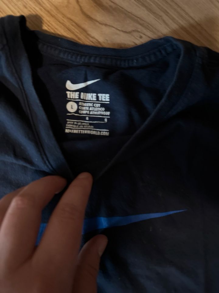 Nike Shirt blau Größe L in Elze