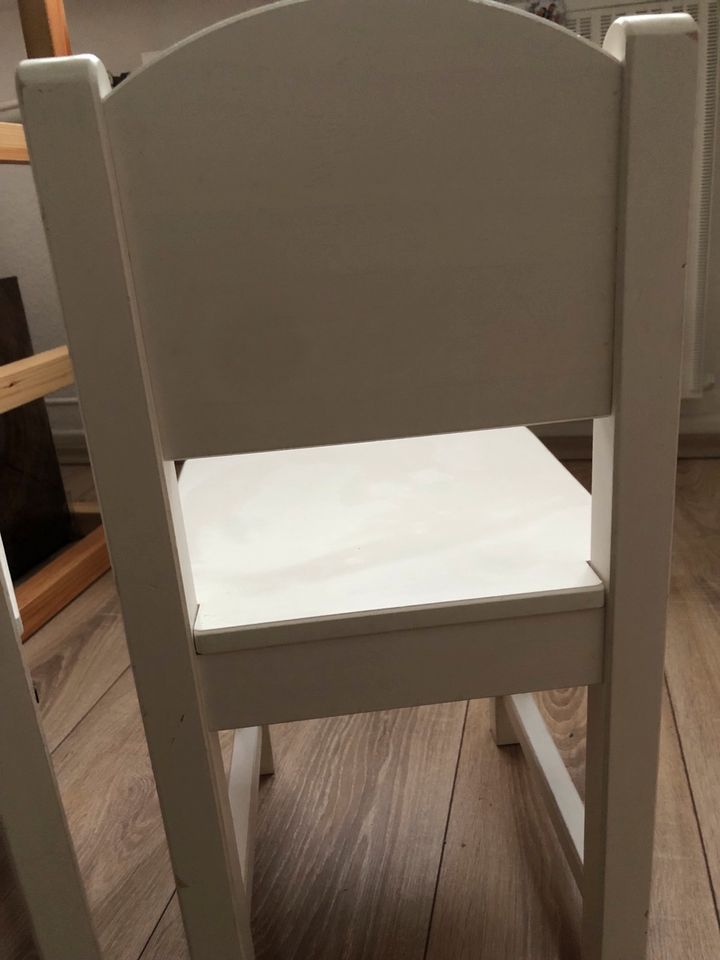 Ikea sundvik Kindertisch mit 2 Stühlen in Düsseldorf