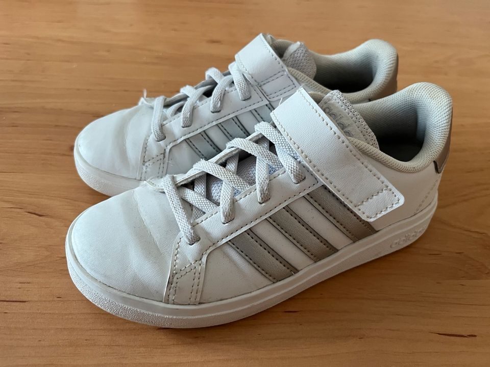 adidas Unisex Kinder Gr. 31 Sneakers Weiß Silber Grand Court in Plauen