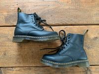 Dr. Martens Pascal Virginia Boots schwarz 38 wie Neu 8 Loch Eye Bayern - Aschaffenburg Vorschau