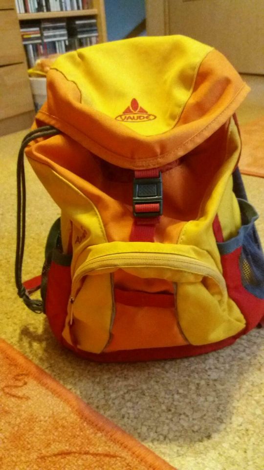 Gebrauchter Kindergarten Rucksack von Vaude gelb/orange/rot in Erding