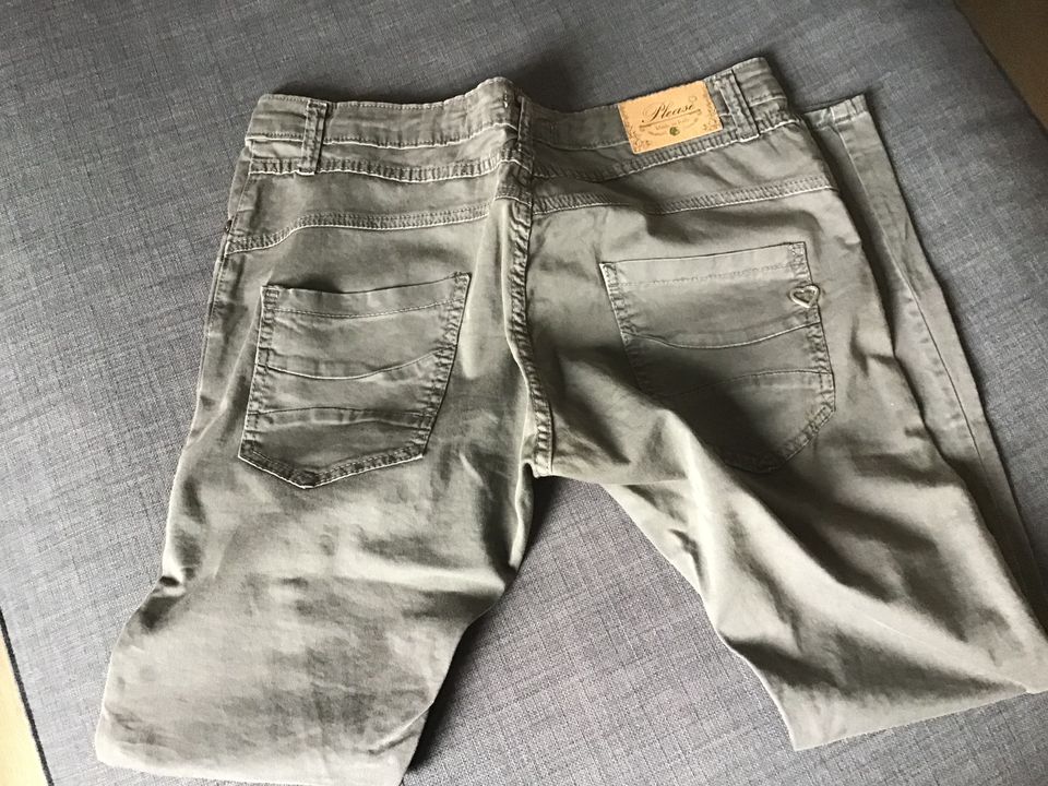 PLEASE Hose/Jeans Gr. M Khaki neuwertig in Aßlar