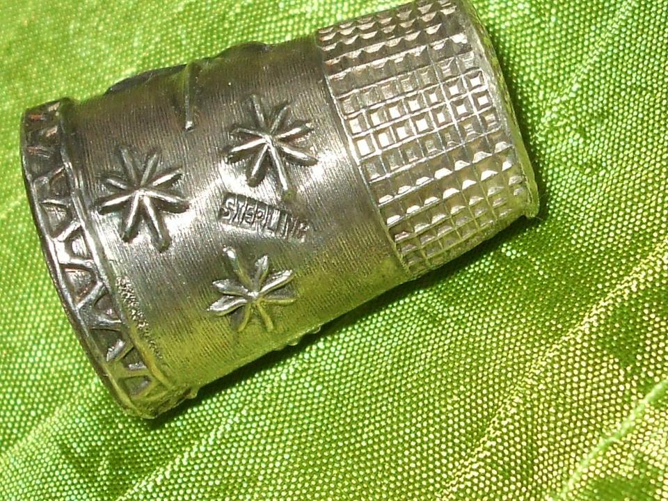 SCHÖNER FINGERHUT THIMBLE *STERNE* Sterling-Silber gestempelt in Gilching