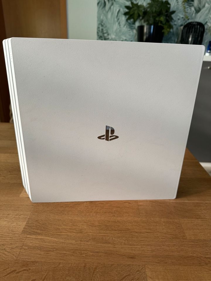 Ps4 Pro 1TB plus 4 spiele in Magdeburg