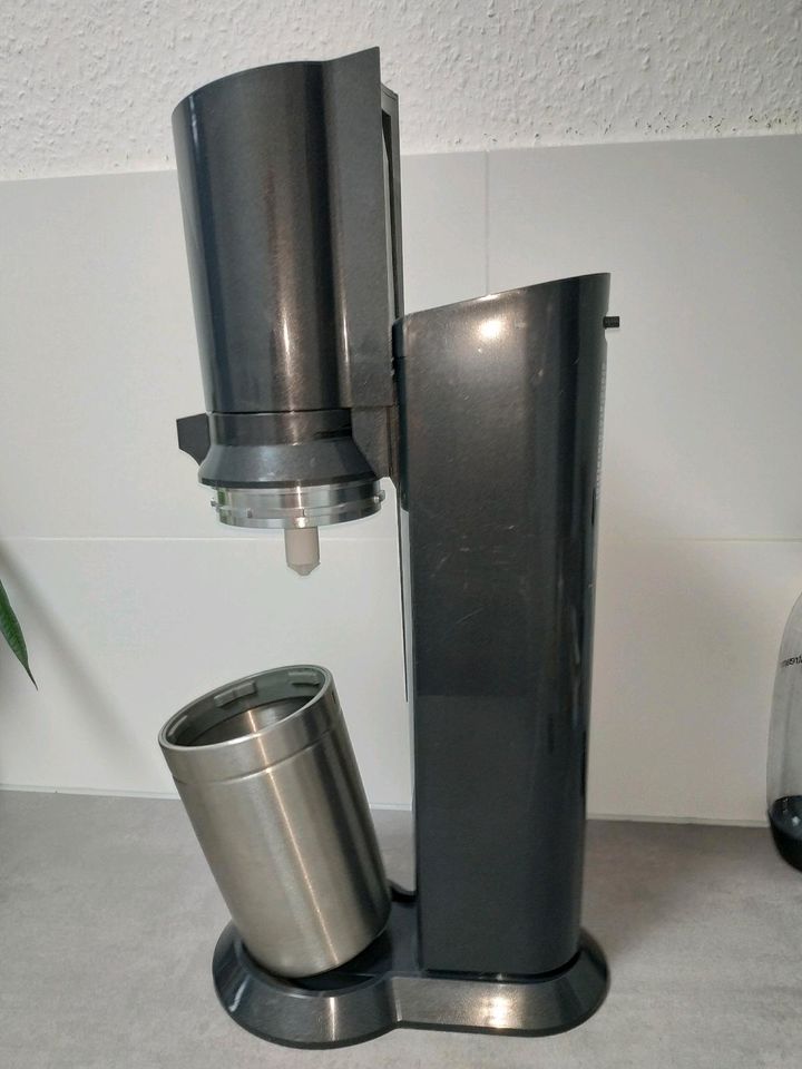 SodaStream System + Zylinder + 2 Glas - und Plastik Karaffen in Stuttgart