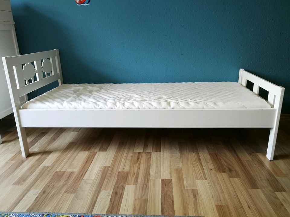 Kinderbett weiß 70x160 cm mit Lattenrost und Matratze in Zwenkau