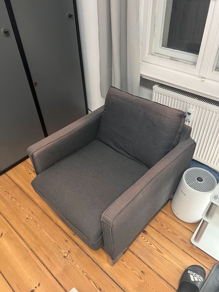 Ikea Mellby Sessel grau mit Metallkufen in Berlin